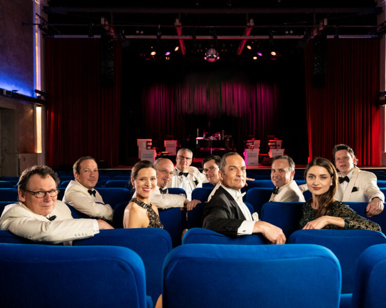 denis-wittberg-mit-seinen-schellack-solisten-ufa-revue-mein-bruder-macht-im-tonfilm-die-gerausche