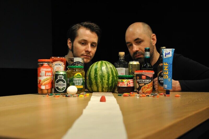 salon-ute-himlet-shakespeares-hamlet-als-schauspiel-mit-objekten