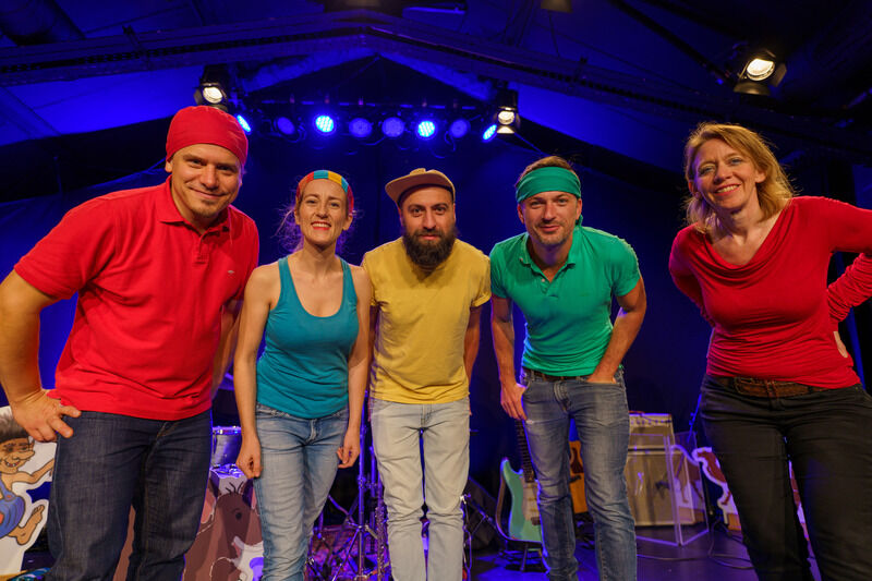 lauschelieder-musikalische-wimmelbilder-fur-die-ganze-familie