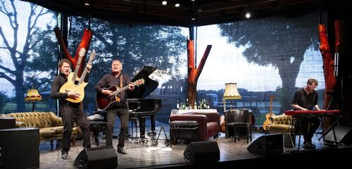 thomas-ruhmann-im-storytellertrio-als-tom-waits-bei-chuck-berry-auf-dem-sofa-lag