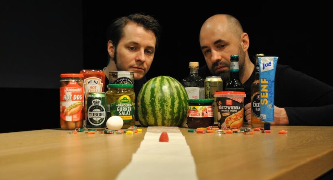 salon-ute-himlet-shakespeares-hamlet-als-schauspiel-mit-objekten