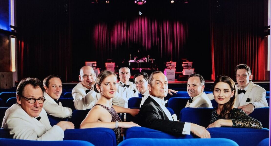 denis-wittberg-mit-seinen-schellack-solisten-ufa-revue-mein-bruder-macht-im-tonfilm-die-gerausche