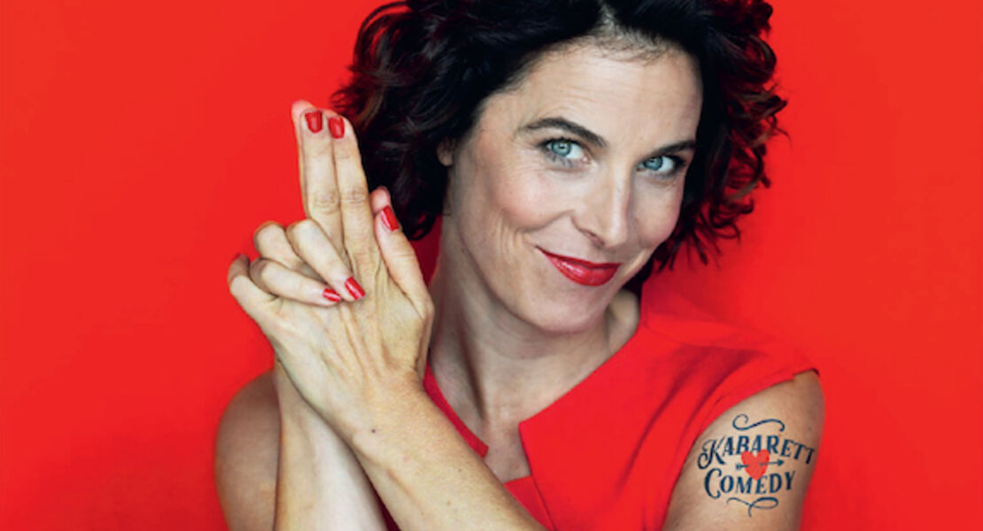 katalyn-huhnerfeld-agentin-mit-scherz-frankfurt-premiere