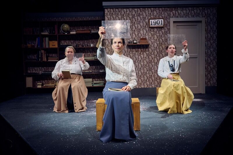 silent-sky-schauspiel-von-lauren-gunderson-deutschsprachige-erstauffuhrung