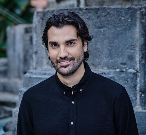 startenor-jonathan-tetelman-prasentiert-puccini-verdi-und-neapolitanische-lieder-solokonzert-mit-grossem-orchester