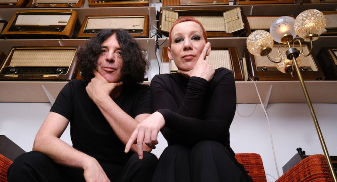 katze-im-sack-mon-mari-et-moi-prasentieren-uberraschungsgaste