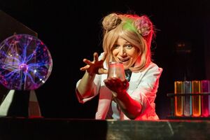 Profesora Bummbastic mit «KNALLEGRA» - Die interaktive Wissenschaftsshow für Kinder von 5-99 Jahren
