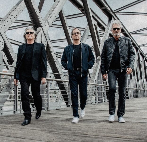 frontm3n-now-and-th3n-tour-202526-pete-lincoln-mick-wilson-peter-howarth-live