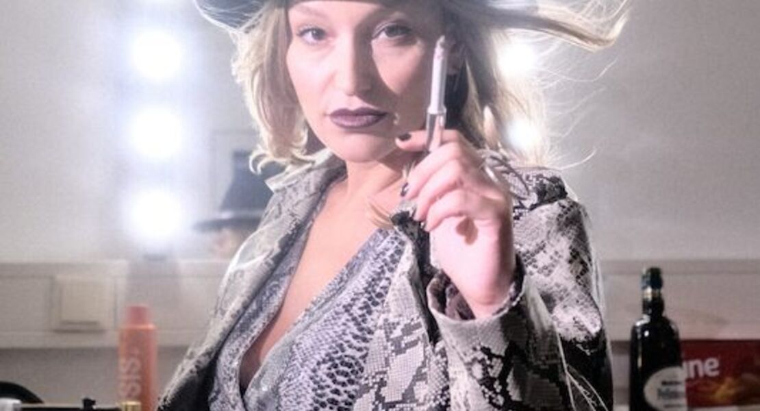 malarina-mit-trophaenraub