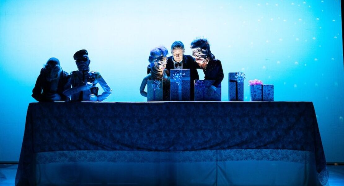 dr-fischer-aus-genf-oder-die-bomben-party-figurentheater-mit-live-musik-nach-dem-roman-von-graham-greene