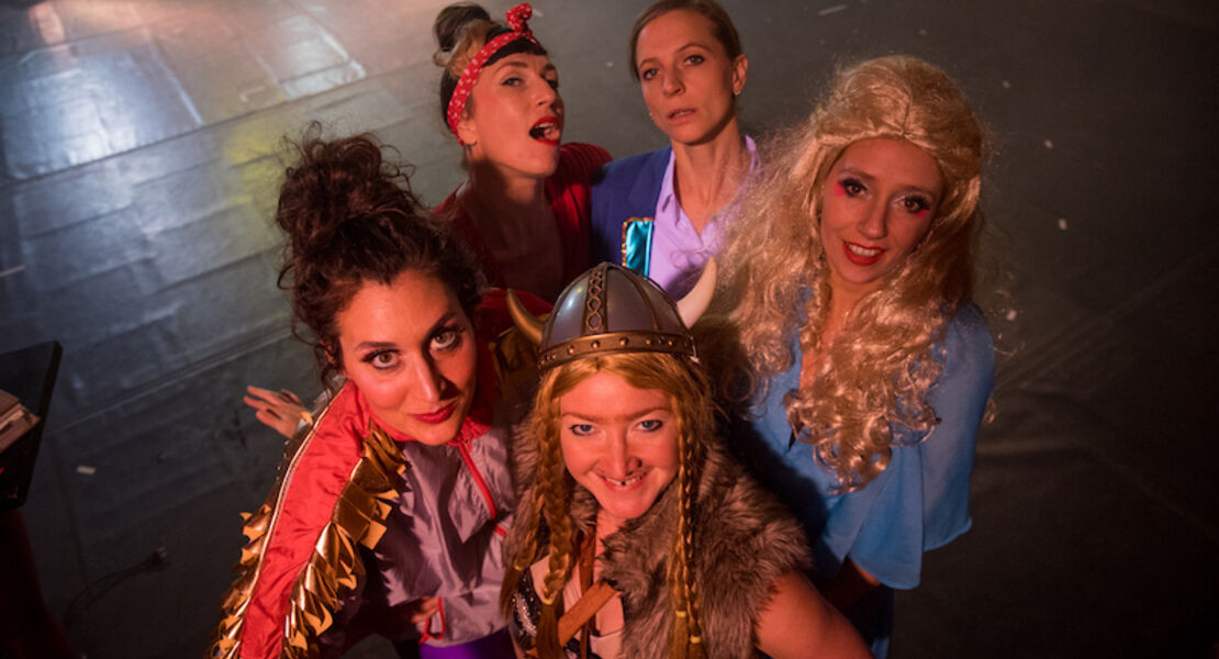 barbaren-barbies-mit-neuer-varieteshow