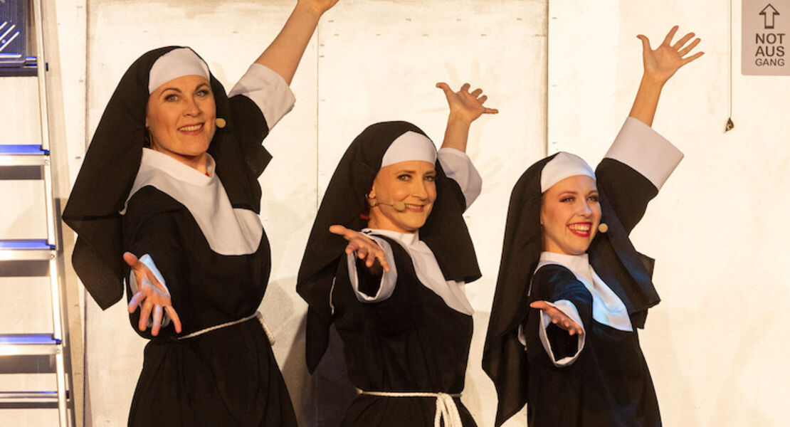 gag-breakfast-mit-drei-nonnen-im-lift