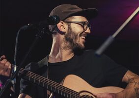 egisson - Der charmante Songwriter aus Leipzig mit ebenso charmanten Gästen an Piano und Saxophon