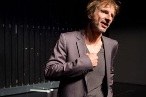 ,,Seite Eins  Theaterstück für einen Mann und ein Smartphone von Johannes Kram