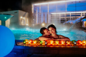 Candle-Light-Schwimmen in der Paracelsus-Therme
