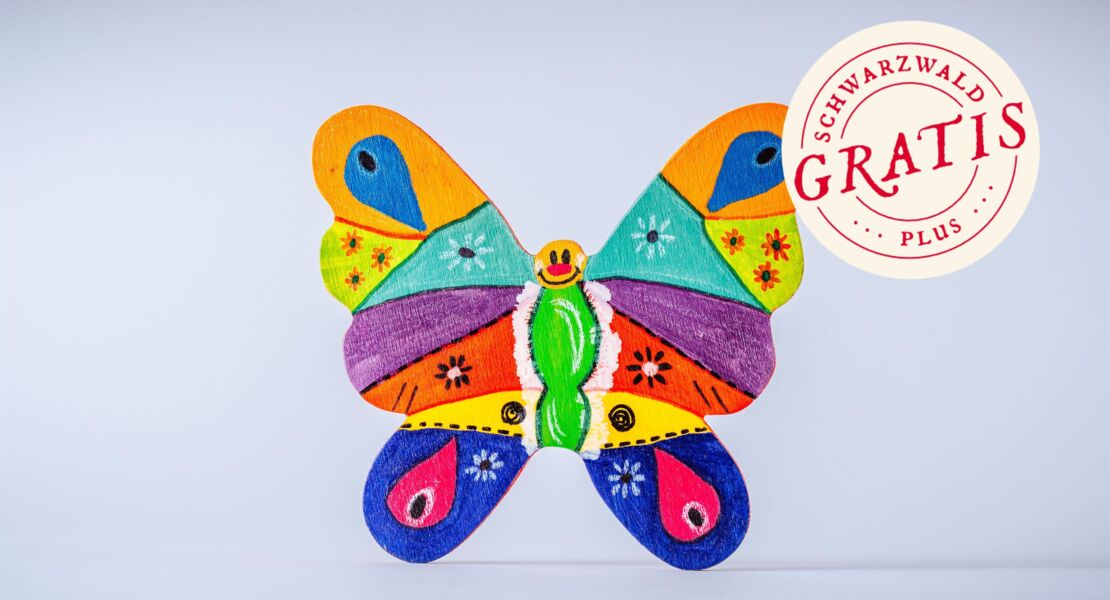 wir-bemalen-einen-schmetterling-aus-holz