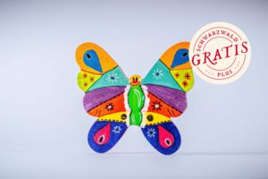 Wir bemalen einen Schmetterling aus Holz