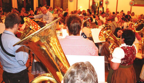 oktoberfest-des-musikvereins-dobel