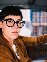 Eva Karl Faltermeier - mit TAXI. Uhr läuft.