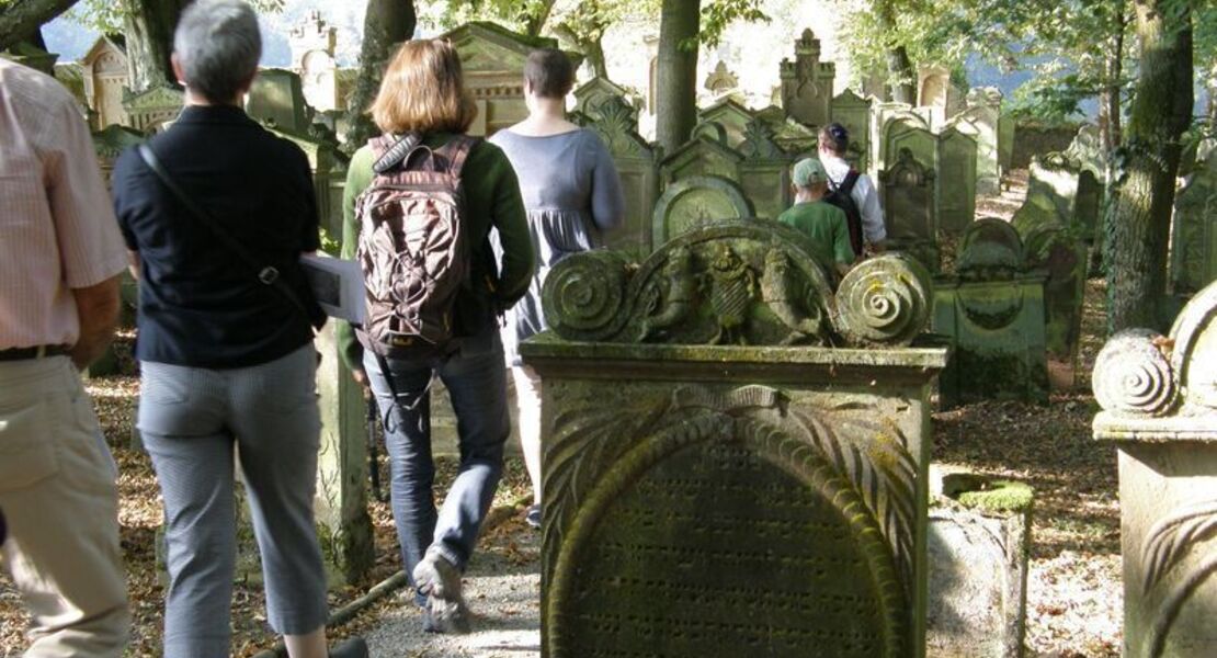 fuhrung-zum-und-uber-den-judischen-friedhof-davidstern-und-segenshande