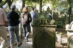 Führung zum und über den Jüdischen Friedhof - Davidstern und Segenshände