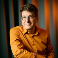 Nils Heinrich - Vorpremiere: Brückentage in Übergangsjacke