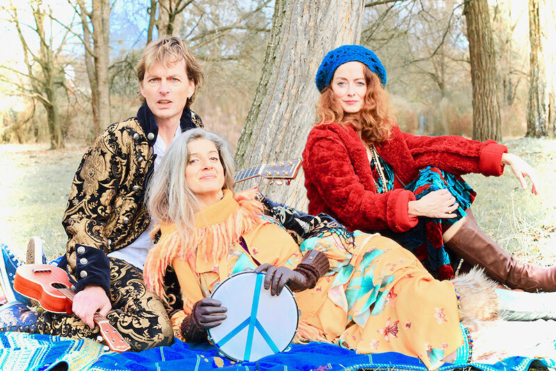 festival-fur-kammermusik-literatur-weltmusik-das-hippie-kammerorchester-come-together-and-imagine-peace-love