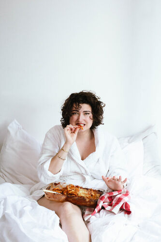 matilde-keizer-mit-lasagne-im-bett
