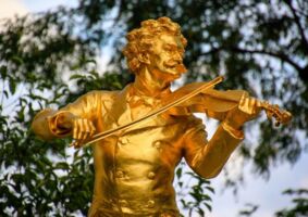 Neujahrskonzert der Elbland Philharmonie Sachsen - G´schichten aus dem Wienerwald