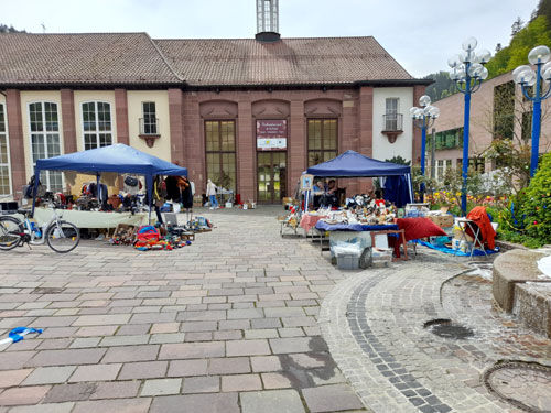flohmarkt-auf-dem-marktplatz-in-bad-liebenzell