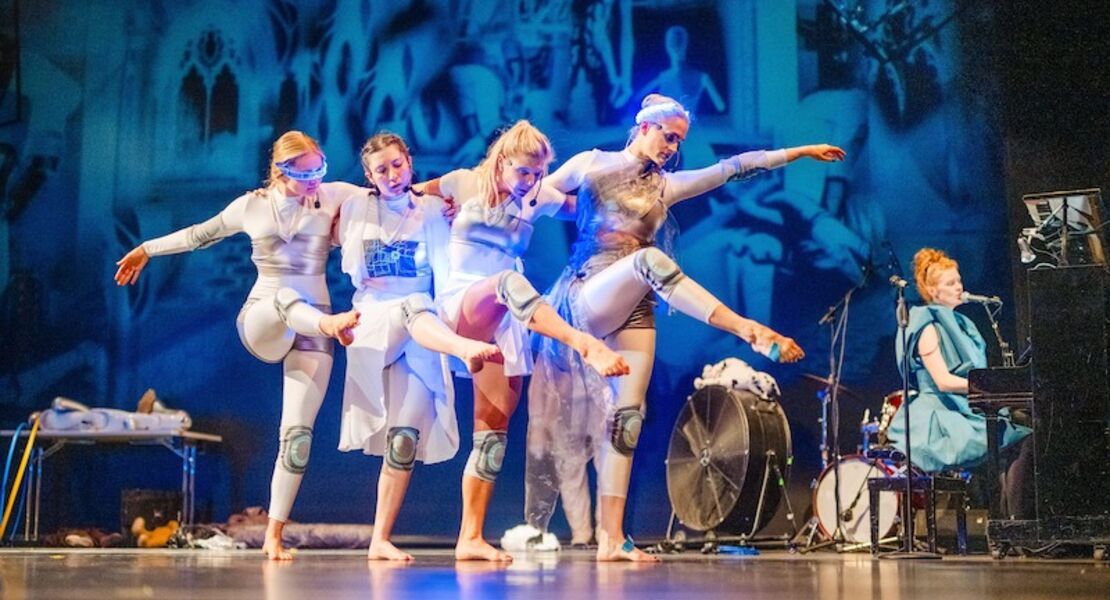 der-sinn-des-lebens-inklusives-tanz-und-theaterstuck-mit-ki-roboter