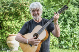 ADAX DÖRSAM - Vom Lagerfeuer zum Fingerstyle