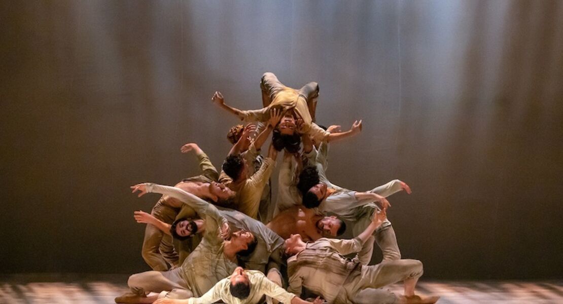 introdans-nl-mit-den-choreographien-in-memoriam-und-fall