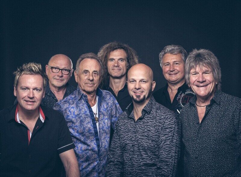 black-fooss-in-concert-bestuhlt