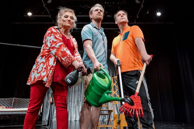 die-herkuleskeule-dresdens-kabarett-theater-prasentiert-die-erde-hat-eine-scheibe-die-erde-hat-eine-scheibe