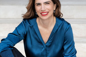 Tanzende Frau, blauer Hahn - Ein Abend mit Dana Grigorcea