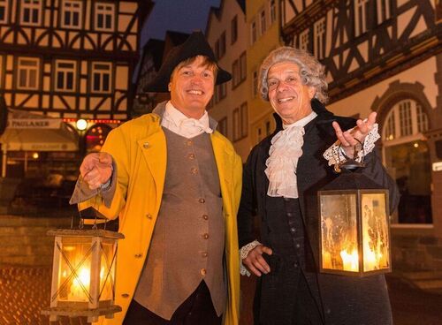 stadtgesprach-bei-nacht-fuhrung-im-kostum