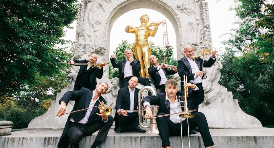 mnozil-brass-strau-ein-tanzchen-zwischen-den-stuhlen