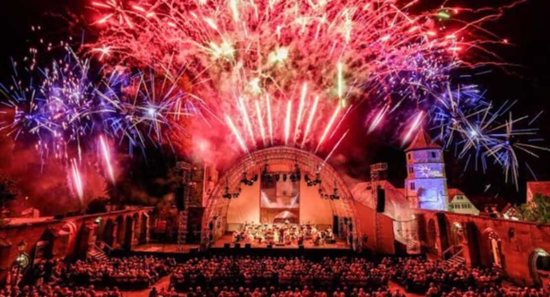 das-kloster-leuchtet-kloster-in-flammen