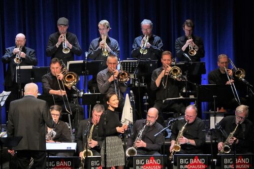 big-band-burghausen-open-air-im-kubiz-innenhof