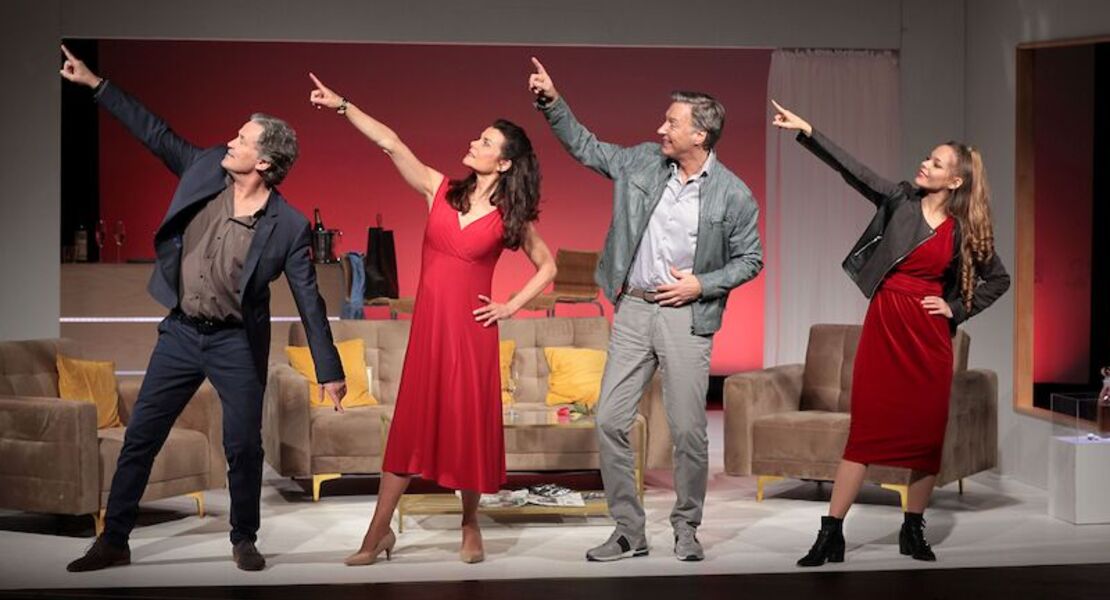 die-kehrseite-der-medaille-komodie-von-florian-zeller-mit-timothy-peach-nicola-tiggeler-martin-armknecht-und-mia-geese