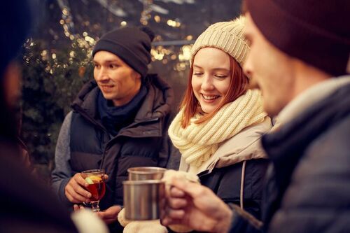in-gluhwein-veritas-warmender-winter-spaziergang-durch-freiburgs-altstadt-mit-gluhwein