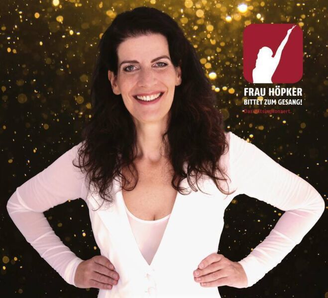frau-hopker-bittet-zum-gesang-das-mitsingkonzert
