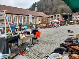 Flohmarkt auf dem Marktplatz in Bad Liebenzell