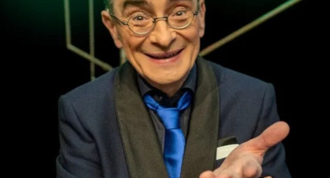 mathias-richling-enttarnt-biografisches-lesetheater-mathias-richling-mit-politischen-ermittlungen-lesung-und-kabarett-kolnpremiere