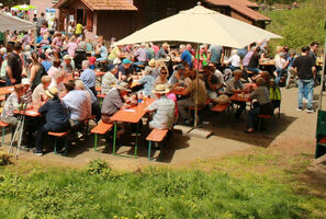 1. Mai-Hocketse des Schwarzwaldvereins Neubulach